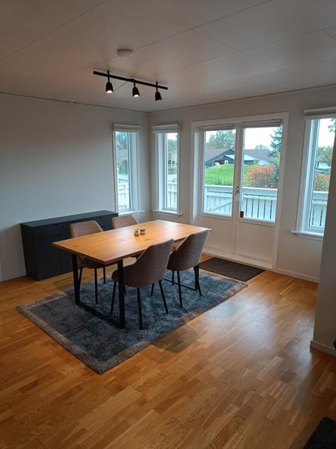 Spacious and fully equipped 5 bedroom house with free parking Apartment in Stavanger