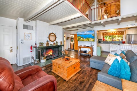 Inviting Waterfront Lake Arrowhead Cabin with Deck Haus in Lake Arrowhead