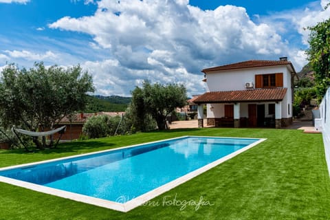 Property building, Spring, Day, Natural landscape, Garden, Garden view, Mountain view, Pool view, Swimming pool, sunbed