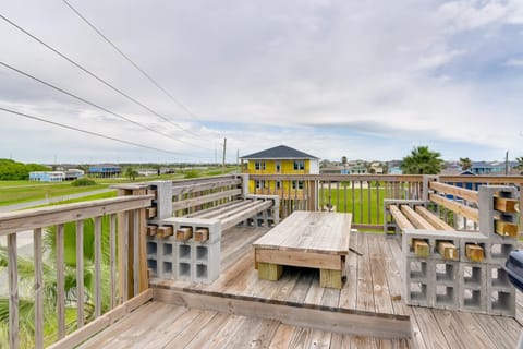 Galveston Home with Rooftop Deck - Walk to Beaches! House in Hitchcock