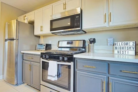 Kitchen or kitchenette, pet friendly, stove, toaster