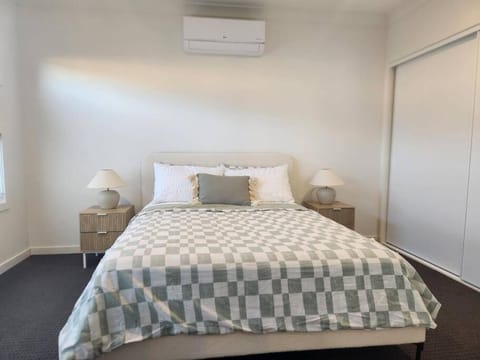 Cute and Cozy 100m to water House in Dromana