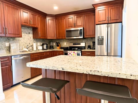 Kitchen or kitchenette, Dining area, dishwasher, minibar, pet friendly, stove, toaster