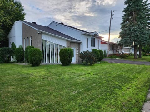 Timeless Tranquility, a place near everything! House in Brossard