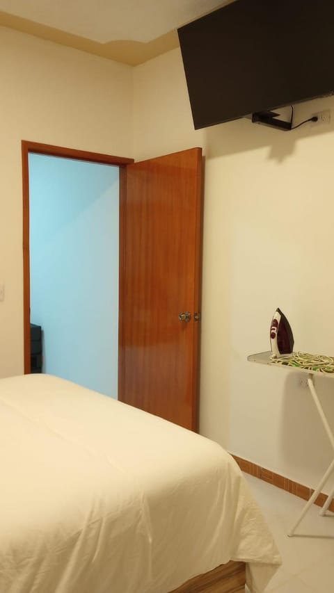 Bed, TV and multimedia, Bedroom