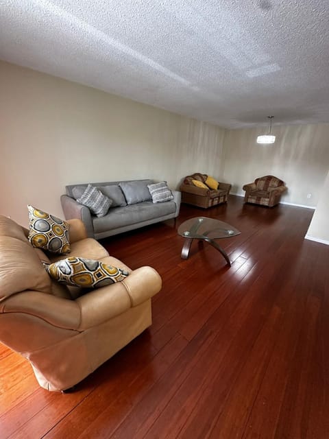 Charming & Affordable Private Room Near Plaza Restaurant & Gym 4 Vacation rental in Brampton