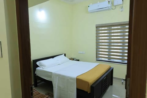 Bed, Photo of the whole room, Bedroom, air conditioner