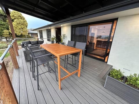 The Hilltop, spacious family retreat with views! Haus in Port Lincoln