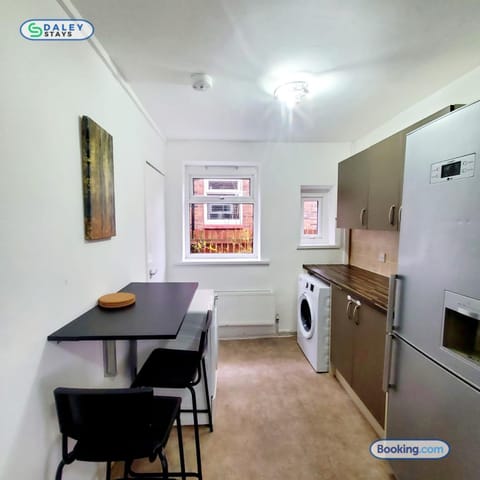 Kitchen or kitchenette, Dining area, minibar