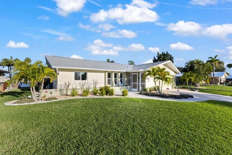 Coral Cove Cottage Centrally Located Waterfront House in Cape Coral