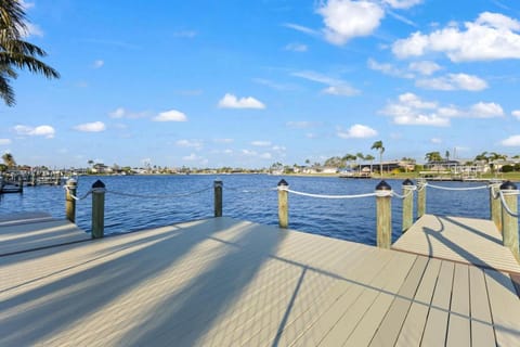 Coral Cove Cottage Centrally Located Waterfront House in Cape Coral