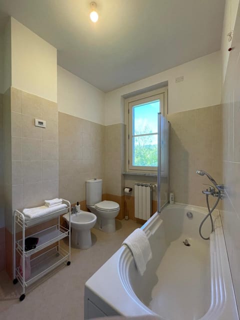 Bathroom, Bath, bidet, towels