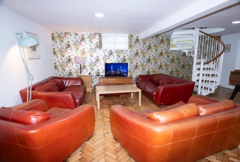 Communal lounge/ TV room, TV and multimedia, Living room, Seating area, Evening entertainment