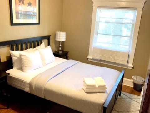 The House Hotels - Lakewood - 10 Minutes to Downtown Attractions - Thoreau Lower Apartment in Lakewood