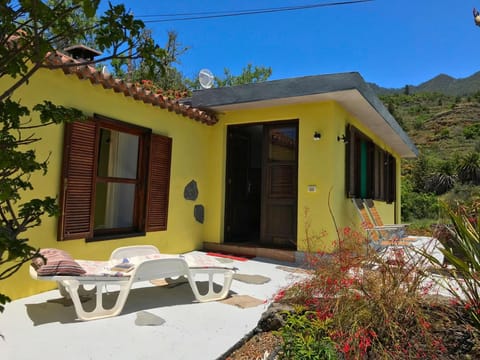 Property building, Facade/entrance, View (from property/room), Balcony/Terrace