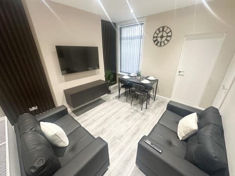 Communal lounge/ TV room, TV and multimedia, Living room, Seating area, Evening entertainment