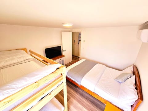 TV and multimedia, Photo of the whole room, Bedroom, bunk bed