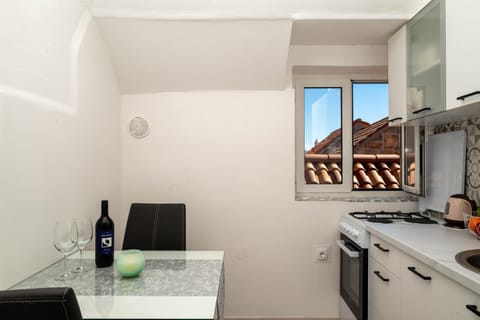 Kitchen or kitchenette, Dining area, pet friendly, stove