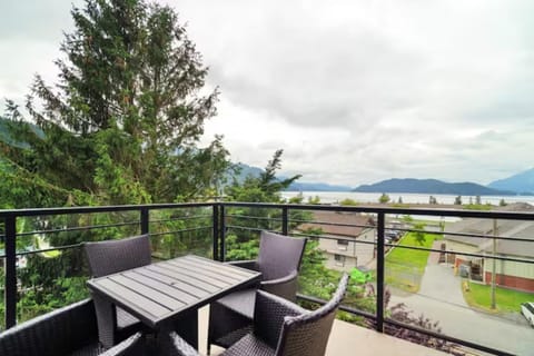 Lakeview Majesty: Lavish 7-BR Penthouse Retreat With Rooftop Panorama Condo in Harrison Hot Springs