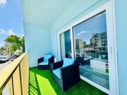Coastal Charm: Waterfront with Free Parking - Walk to Beach Apartment in Aventura