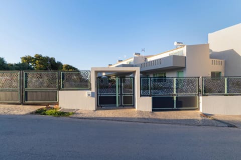 Property building, Facade/entrance, Parking