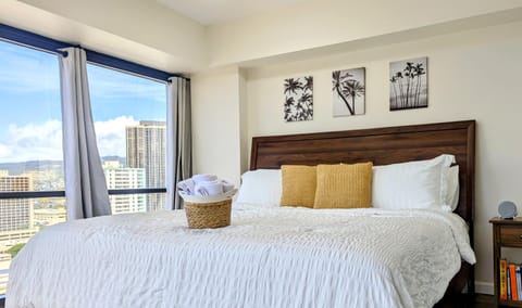 Modern 1Bdrm Oceanview with Parking Condo in Honolulu