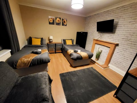 Communal lounge/ TV room, Bed, TV and multimedia, Living room, Photo of the whole room, Seating area, Evening entertainment, Bedroom