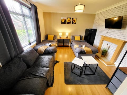 Communal lounge/ TV room, TV and multimedia, Living room, Seating area, Evening entertainment