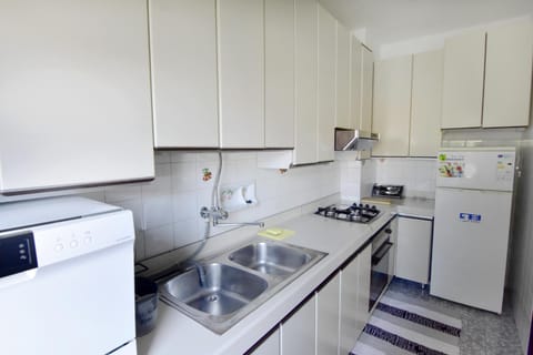 Kitchen or kitchenette, dishwasher