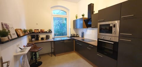 Coffee/tea facilities, Kitchen or kitchenette, dishwasher, oven, stove, toaster