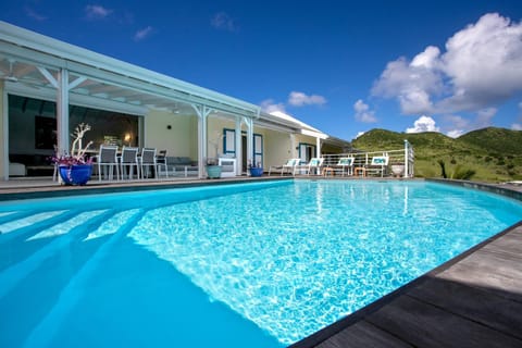 Property building, Day, Pool view, Swimming pool, sunbed