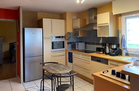 Coffee/tea facilities, Kitchen or kitchenette, dishwasher, oven, stove, toaster