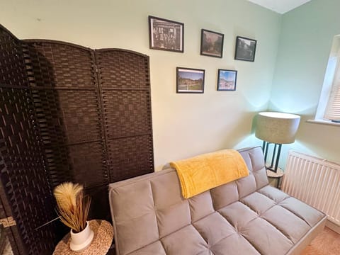 BOOT LANE STUDIO APARTMENT With Cymru Holidays Apartment in Llanfoist Fawr