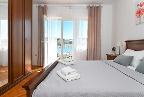 Bed, Bedroom, Sea view, towels