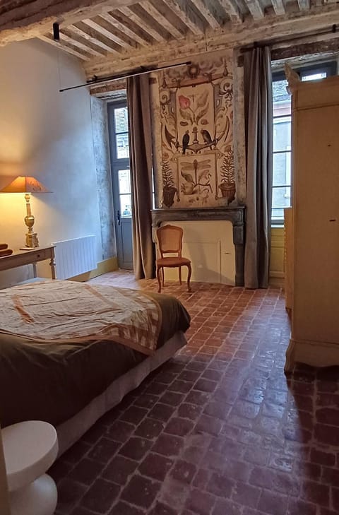 Photo of the whole room, Bedroom, wardrobe