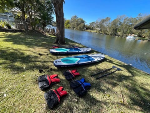 Lakefront Serenity - Kayaks Available House in Berkeley Vale