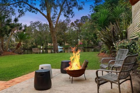 Lakefront Serenity Kayaks Fire Pit House in Berkeley Vale