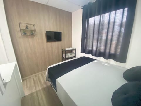 Bed, TV and multimedia, Photo of the whole room, Bedroom, towels