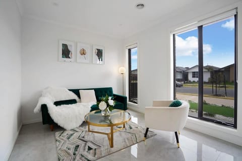 Emerald Estate - Modern Luxury Tarneit Family Home Maison in Truganina