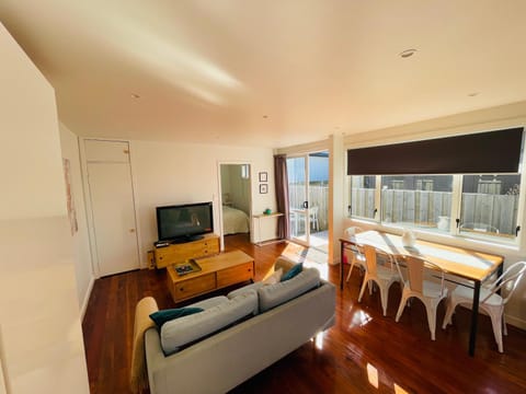 Sunny Modern Cottage - Close to Airport House in Napier