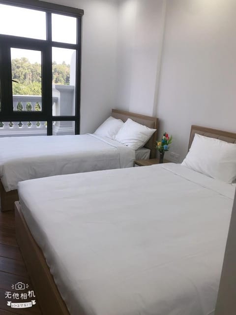 Bed, Food and drinks, Photo of the whole room, Bedroom, Drinks