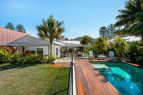 Tropical Oasis - 2 minute walk to beach Casa in Pittwater Council