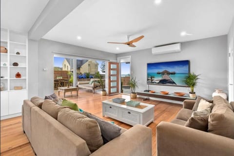 Beachside Magic - Footsteps to the Beach Condo in Sydney