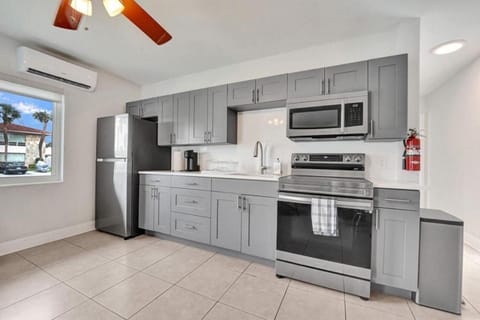 King 1BD with Pool, Grill, Near Beach, Downtown Condo in Lighthouse Point