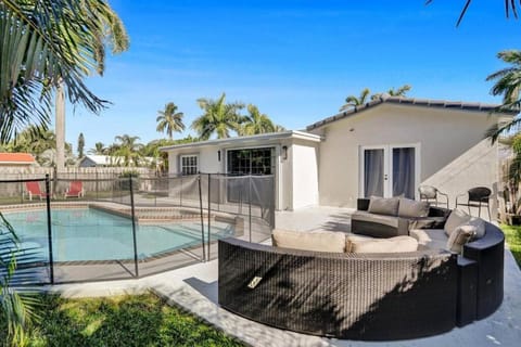 Beautiful Home with Pool, Hot Tub, Grill, Near Beach House in Lighthouse Point
