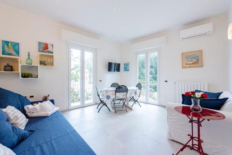 TV and multimedia, Living room, Seating area, Dining area, air conditioner