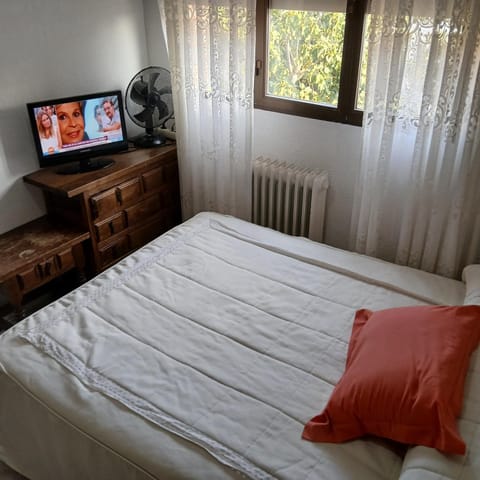 Property building, Bed, Photo of the whole room, Bedroom