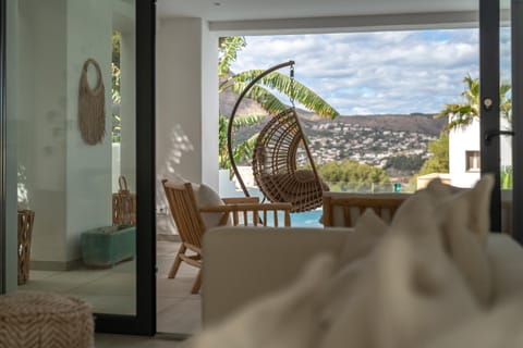 Patio, View (from property/room), Balcony/Terrace, Living room, Seating area, Mountain view, Pool view