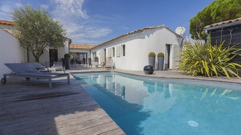 Patio, Pool view, Swimming pool, sunbed