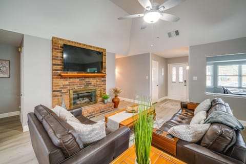 Cozy Carrollton Cottage with Fire Pit and Gas Grill! Haus in Carrollton